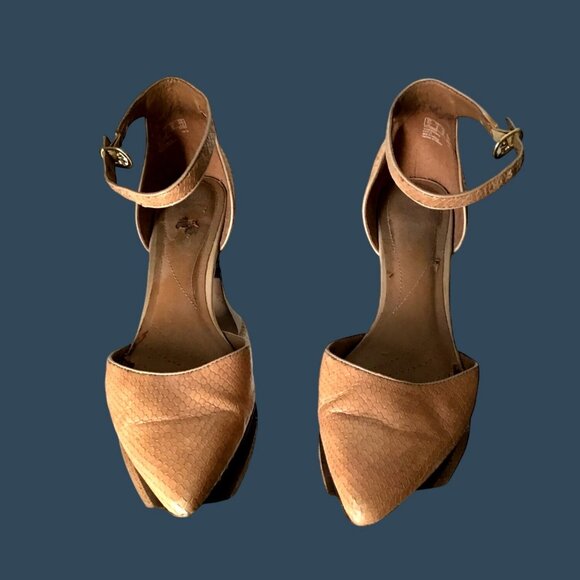 Clarks- Women's Tan Pointed Toe Ankle Strap Heels Size 9 - Picture 2 of 10